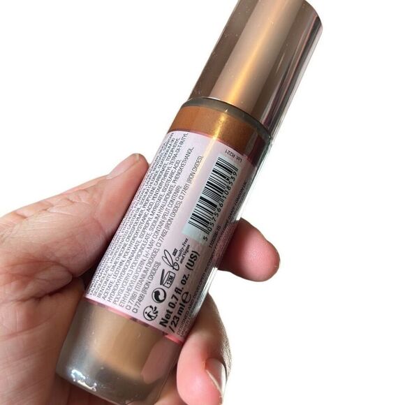 Makeup Revolution Conceal & Hydrate‎ Foundation F13 - Picture 2 of 5